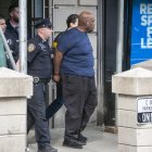 Policías escoltan a Frank James, prinicpal sospechoso del tiroteo en el Metro de Nueva York, este 13 de abril de 2022.