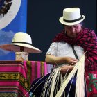 Una artesana trabaja en la elaboración de un sombrero de paja toquilla en Quito, en una fotografía de archivo.