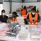 Comercio.- Trabajadores de la empresa Etyecu ponen etiqueta a importaciones que han llegado a Ecuador.