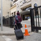 - Mujer egipcia con su maleta pasa ante un hotel en el barrio de Zamalek en El Cairo (Egipto). Pese a que ninguna ley exige que una mujer tenga que ir acompañada por un hombre para poder alojarse en un hotel, hay establecimientos de distintos puntos de Egipto, principalmente los hoteles de baja categoría, que exigen a las mujeres ir acompañadas de un familiar varón para reservar una habitación. EFE/ Pablo Pérez