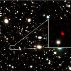 Fotografía facilitada por Monthly Notices of the Royal Astronomical Society Letters de HD1, objeto en rojo, que aparece en el centro de una imagen ampliada. EFE ag-periodistas