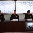 El comandante de Policía, Carlos Cabrera (centro) aseguró que a medida que avances las investigaciones se dará información a los ciudadanos.