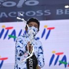 Alexander Cepeda, ciclista ecuatoriano, celebra su título de campeón joven.