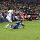 Ya son dos los partidos que una cinta amarilla es ubicada detrás del banquillo de Emelec, área técnica de Ismael Rescalvo (d), para impedir el trato hostil de los hinchas.