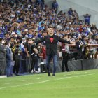 Ismael  Rescalvo, entrenador de Emelec, muestra su insatisfacción en un tramo del partido.