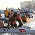 Los remeros de la embarcación ADN 1 festejan entre abrazos y risas luego de llegar primeros en la tradicional regata Guayaquil Posorja, que tras dos ediciones volvió a celebrarse en Viernes Santo.