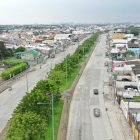 La avenida cuenta con ocho carriles que atraviesan siete ciudadelas  El tráfico es más fluido en medio de amplias aceras  En pocos tramos falta sombra