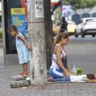 Muchos venezolanos trabajan junto con sus hijos en la calle.