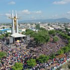 La procesión del Cristo del Consuelo en 2022, terminó con una misa campal en los bajos del monumento de bronce del Cristo Crucificado, en Cisne 2, suburbio de Guayaquil.