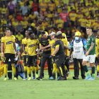 Byron Castillo se retira lesionado de la cancha, tras sufrir un fuerte golpe en la cabeza.