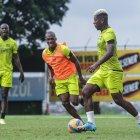 Gabriel Cortez (d), volante de Barcelona, será titular ante Liga de Quito por la baja de Damián Díaz.