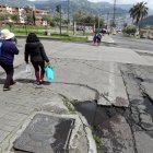 Inundaciones. En las épocas de lluvia las alcantarillas se llenan de agua y se convierten en trampas para personas y autos.