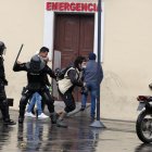 Policía. El proyecto de ley prohíbe el uso de armas letales para controlar manifestaciones. La participación de los militares ha sido excluida.