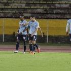 Lisandro Alzugaray (centro) es felicitado por sus compañeros tras marcar el primer gol celeste.