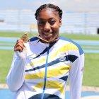 Yuleixi Angulo muestra la presea dorada en lanzamiento de jabalina tras imponer un nuevo récord nacional.