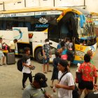 Viaje. El mayor flujo de turistas en la terminal se evidenció al mediodía.