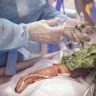 Una enfermera atiende a un paciente con covid-19 en San Diego, California, en una fotografía de archivo.