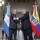 El presidente Lasso saluda con su homólogo argentino Alberto Fernández en el marco de la visita oficial del primero a Argentina.