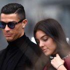 Cristiano Ronaldo (i) hizo el anuncia a través de redes sociales junto a su pareja, Georgina Rodríguez.