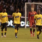 Los jugadores de Barcelona, impotentes tras la caída frente a Liga de Quito en el Rodrigo Paz.