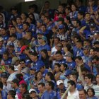 Fanáticos del Emelec alientan a su equipo, en una fotografía de archivo.