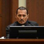 El actor estadounidense Johnny Depp testifica durante su juicio por difamación en el Tribunal de Circuito del Condado de Fairfax, Virginia, este 19 de abril de 2022.