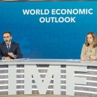 Pierre-Olivier Gourinchas, economista en Jefe del FMI y la jefa de división adjunta Petya Koeva Brooks.