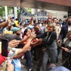 Aplausos. Antes y después de su intervención, Viteri saludó a los ciudadanos que con carteles la acompañaban.