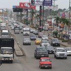 Avenida. Una de las vías más caóticas que ven los duraneños es la Nicolás Lapentti, por la que suben y bajan del puente de la Unidad Nacional y soporta el tráfico vehicular de otros cantones y provincias.