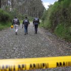 Pesquisas. Agentes recorrieron una vía de  tercer orden cerca del sitio en que apareción el cuerpo de Don Naza.