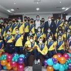 El ministro Palacios (c) acudió el martes a la despedida del Team Ecuador para los Juegos Suramericanos de la Juventud y desvirtuó el peligro de sanción.