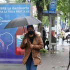 La empresa remodeló las paradas de buses en la ciudad y explota la venta de publicidad en ellas.