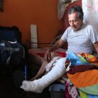 Daño. Desde el 14 de marzo, Reinaldo Acosta permanece con yeso tras caer en una acera, en El Pedregal, en el Guasmo.