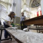 Escombros. Así permanecen hoy las gradas laterales de la iglesia. Toda esta semana, parte del techo se ha caído. El desplome más fuerte fue hace dos días, tras la misa de la mañana.