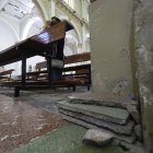 Daño. La humedad ha despegado ya varias baldosas y tiene afectados todos los pilares. Estos permanecen descascarados y con huecos grandes y pequeños.