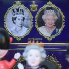 Sourvenir de la reina Isabel II en una tienda en Londres, en foto de archivo.