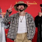 Bad Bunny junto a sus dos figuras.
