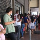 Por momentos se forman aglomeraciones en los exteriores de la oficina matriz del Registro Civil que está en el centro de Guayaquil.
