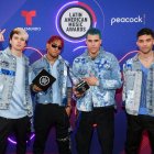 Fotografía cedida por Telemundo donde aparecen los integrantes del grupo CNCO mientras celebran su premio de los Latin American Music Awards 2022 celebrados este jueves en el Michelob ULTRA  Arena en el Mandalay Bay Resort and Casino en Las Vegas, Nevada.
