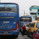 Infracción. Esta unidad rebasó por la izquierda, compitió con otra cooperativa y dejó a la pasajera lejos de la parada, en medio de los dos carriles.