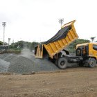 Los 7.000 m cuadrados de relleno para el jardín del Yeyo ya están en el lugar.