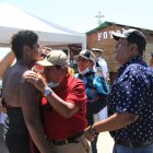 David Farinango fue recibido de manera efusiva por su abuelo y padre, ambos de nombre Carlos, tras llegar primero en los 10 km de aguas abiertas al hacer 1 hora con 56 minutos.