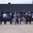 Tegucigalpa. El expresidente Juan Orlando Hernández, mientras era extraditado a EE. UU., desde la base aérea Hernán Acosta, de la capital hondureña.