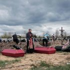 Bucha. Un sacerdote oficiaba el pasado lunes un funeral por varios muertos tras los ataques de las tropas rusas en la ciudad de Ucrania.
