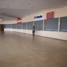 Servicio. Así permanece el área que se supone debía funcionar como patio de comida e imán para los visitantes y habitantes de Playas. Sin embargo, en el sitio todo está cerrado.