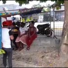 Familiares de Gabriel Cortez se reunieron en los exteriores de la Unidad de Vigilancia Comunitaria de Esmeraldas para pedir información sobre el futbolista