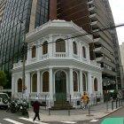 Contraste. La Villa Humberto contrasta con los edificios que se levantan a su alrededor.