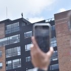 Muchas personas grababan al hombre mientras estaba parado en el borde de la terraza.