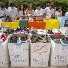 Miembros de "Loving Soles", un proyecto de jóvenes que recolecta zapatos para compartir con personas necesitadas, fueron regitrados al clasificar las donaciones, en Miami Lakes (Florida, EE.UU.).