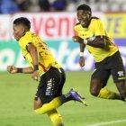 Jonathan Perlaza (i) fue el autor del único tanto de Barcelona tras concretar al minuto 47.